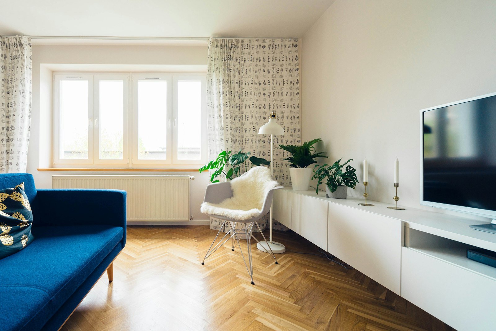 Bright, freshly spring-cleaned living room